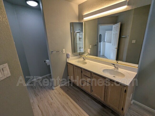 Building Photo - 10247 N 12th Pl