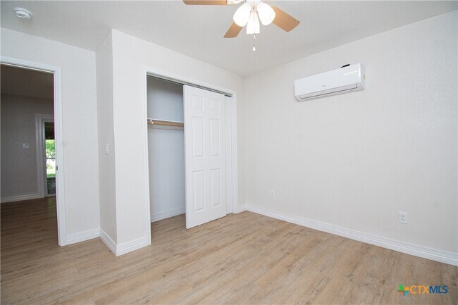 Building Photo - 199 Apache Springs Rd