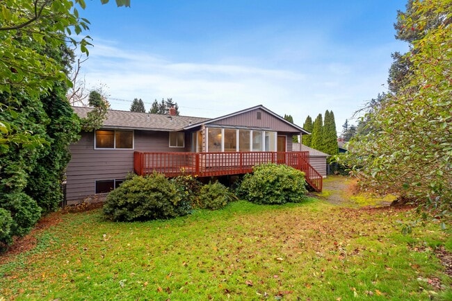 Building Photo - Spacious 5-Bed Home on XL Private Lot!