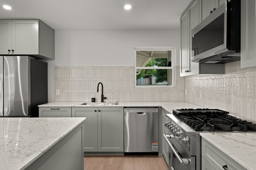 Building Photo - 404 Arbor Ln