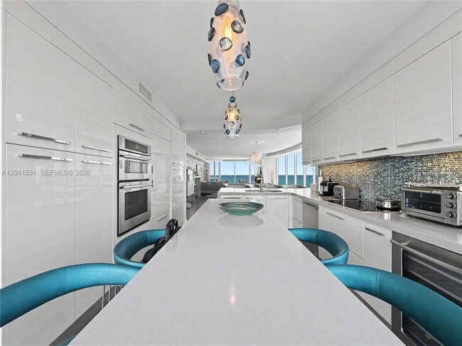 Building Photo - 17555 Collins Ave