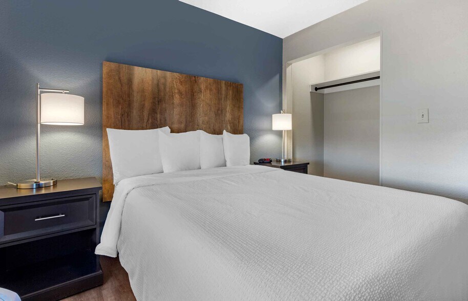 Building Photo - Furnished Studio-San Antonio - North