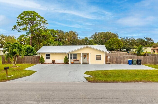 Building Photo - Charming 3 bedroom Home with Huge Fenced Yard