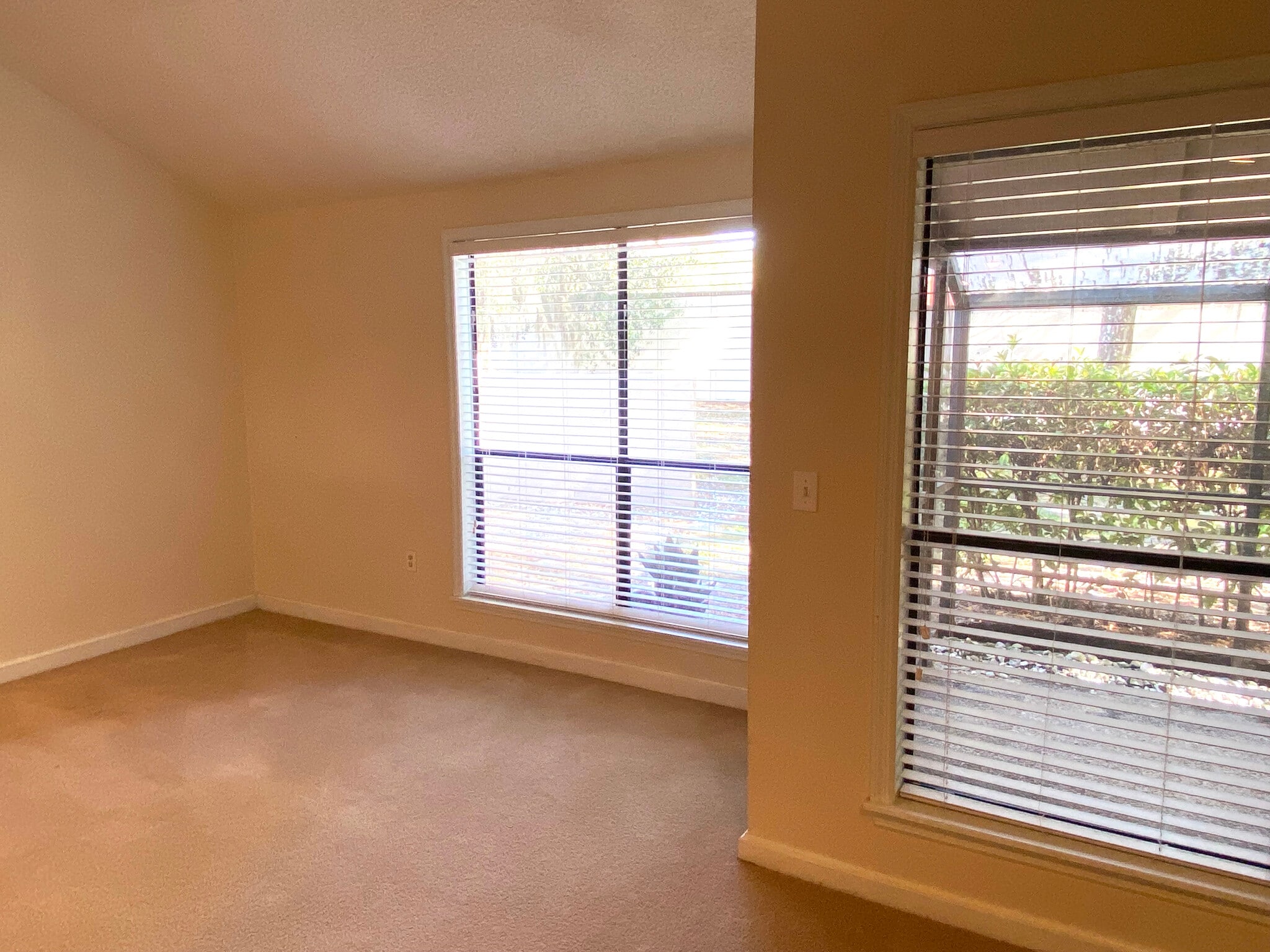 Dining Area - 940 Douglas Ave