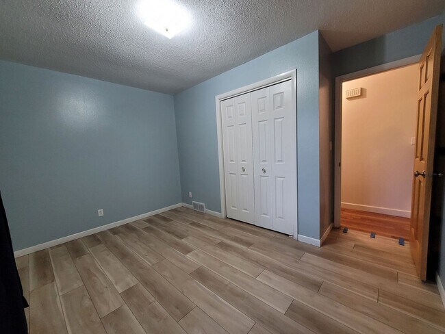 Building Photo - Coralville 4 bedroom 2.5 bath, 2 stall attached garage, fenced yard!