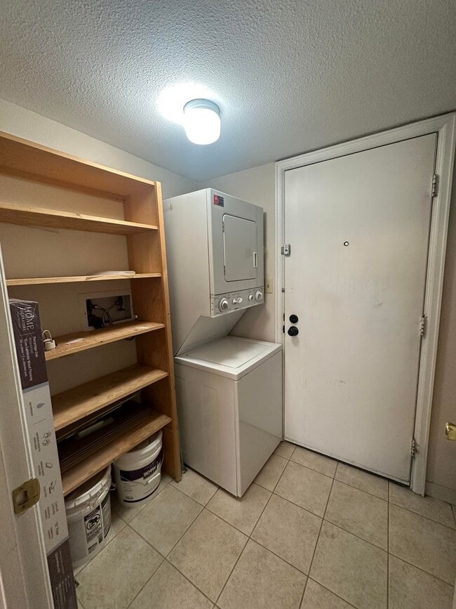 Building Photo - 2 Bed 1.5 bath townhome