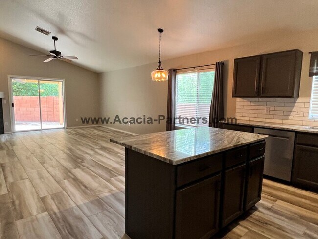 Building Photo - Three Bedroom home in Rancho Escondido