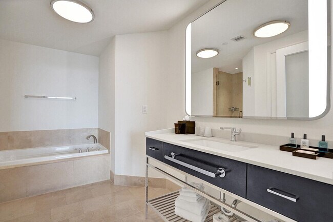 Building Photo - 4441 Collins Ave