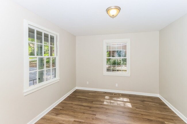 Building Photo - 4582 Shadow Lawn Dr