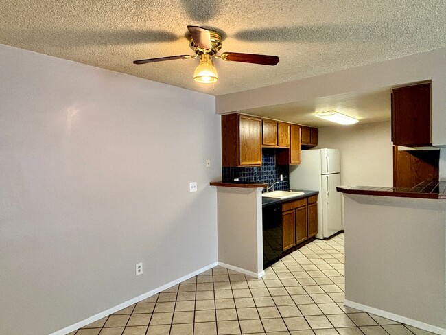 Building Photo - Charming 3-Bedroom Condo with Modern Updat...