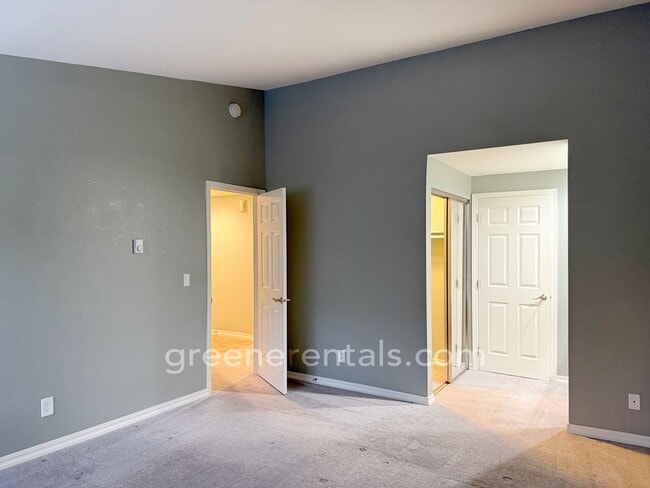 Building Photo - 2BR/1.5BA 3rd Floor Condo Overlooking Sinclair Inlet