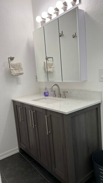 Building Photo - 1065 University Ave