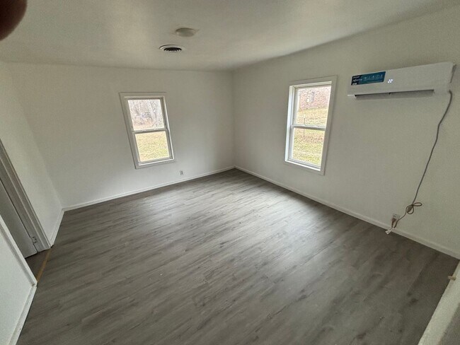 Building Photo - 4 BEDROOM 2 BATH HOUSE FRESHLY UPDATED MINI SPLITS FOR HEAT AND AIR. STORAGE BUILDING IN BACK NOT...