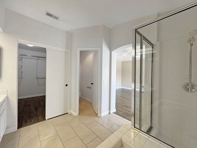 Building Photo - Your Next Home Awaits! Modern 4BR, 3BA Bea...