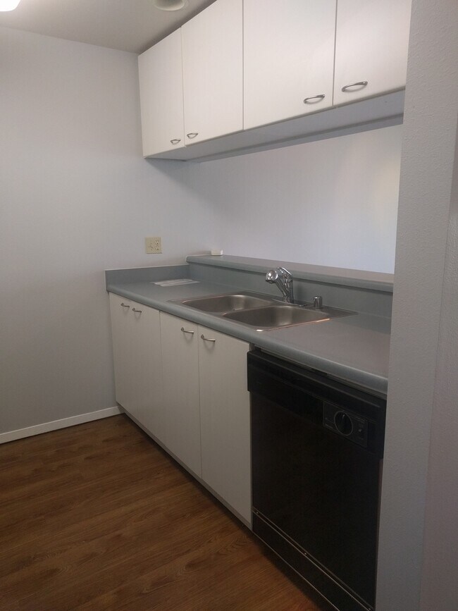 Building Photo - Beautiful 1BDR in the Heart of Upper Queen Anne w/ Huge Private Patio!!!