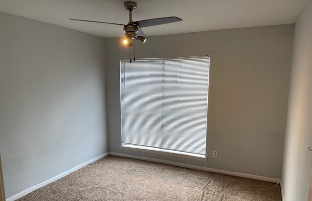 Building Photo - 2820 S Bartell Dr