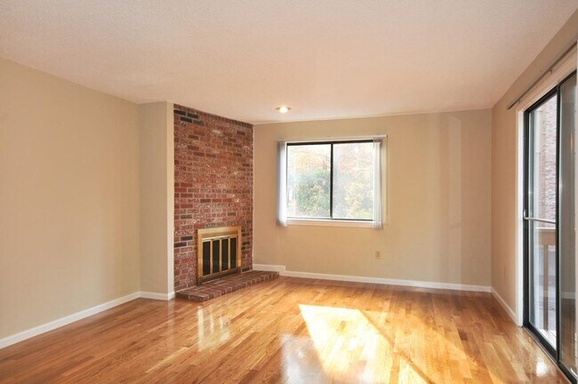 Building Photo - 14 E Bluff Rd