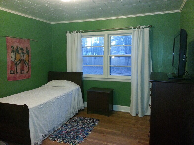 Building Photo - 223 Barclay Road