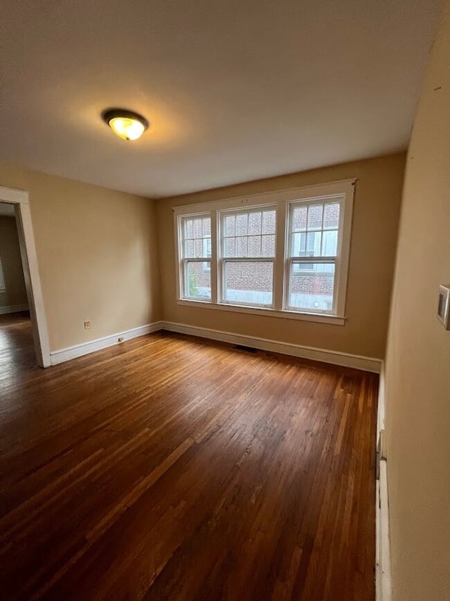 Building Photo - 4 Bedroom House