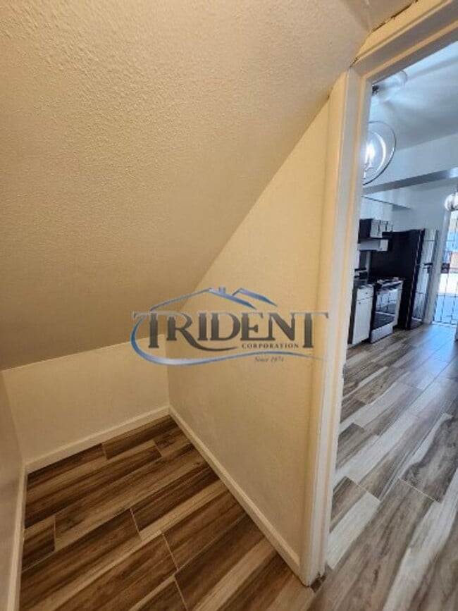 Building Photo - This is a cute 2 bedroom, 1 ½ bath townhouse.