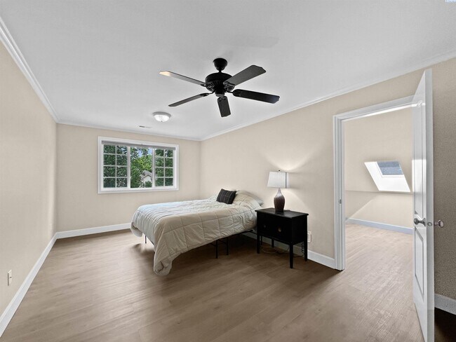 Building Photo - 4 Bedrooms Plus an Office Steps from the R...