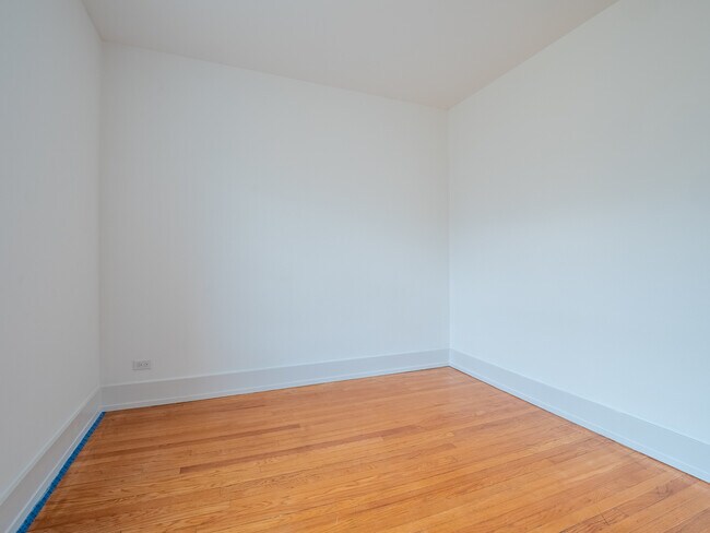 Building Photo - 7369 N Damen Ave