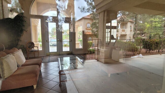 Building Photo - Fabulous First Floor Condo!