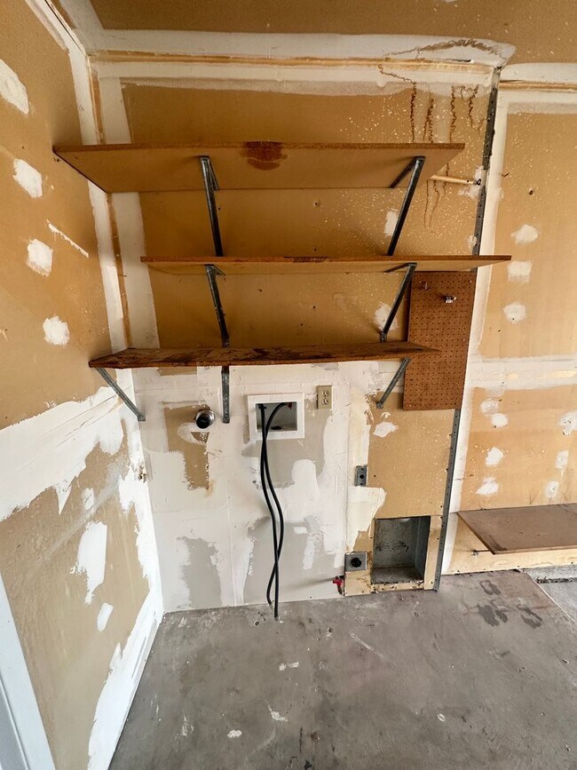 Building Photo - 3 Bedroom 2 Bathroom New flooring