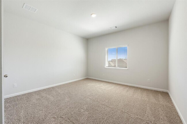 Building Photo - 102 Hedge Grn Holw
