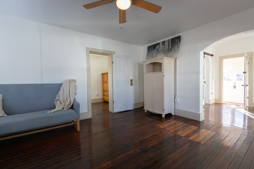 Building Photo - 105 E 2nd St