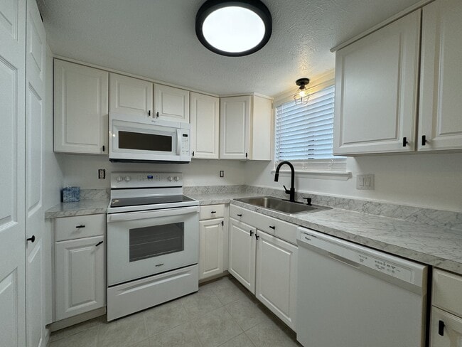 Building Photo - 2 Bedroom 1.5 bath Townhome - just RENOVATED