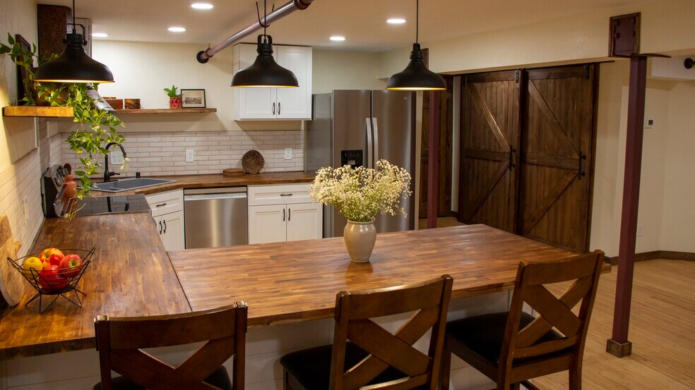 Building Photo - 423 W 1st Ave