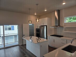 Building Photo - Beautiful New Townhouse 4BD Bothell