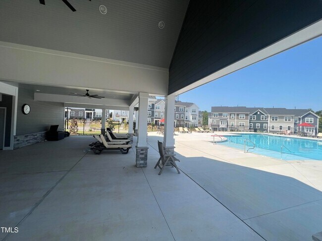 Building Photo - 702 Gimari Dr