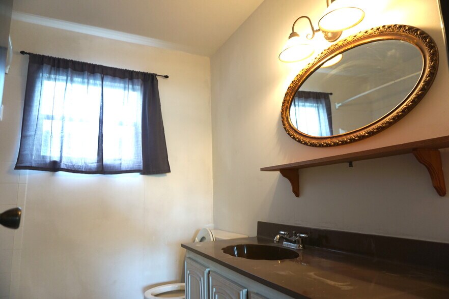 Building Photo - 705 SW 75th St