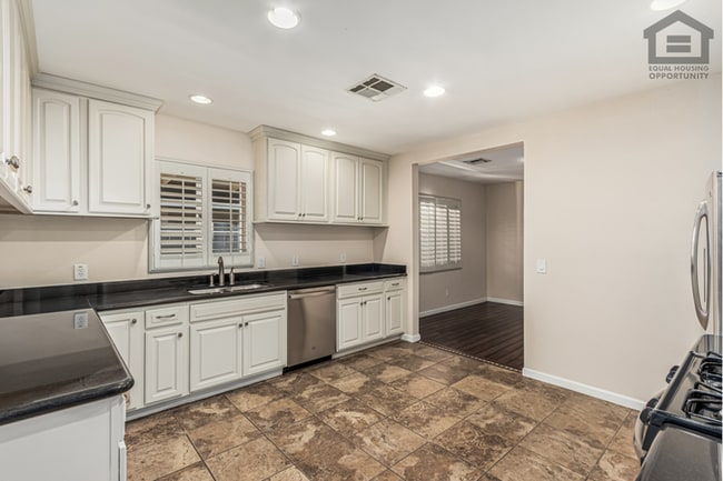 Building Photo - 3Bed/3Bath House at Thomas/7th Ave! Ready for Immediate Move-In! -- NO HOA! FULLY REMODELED!