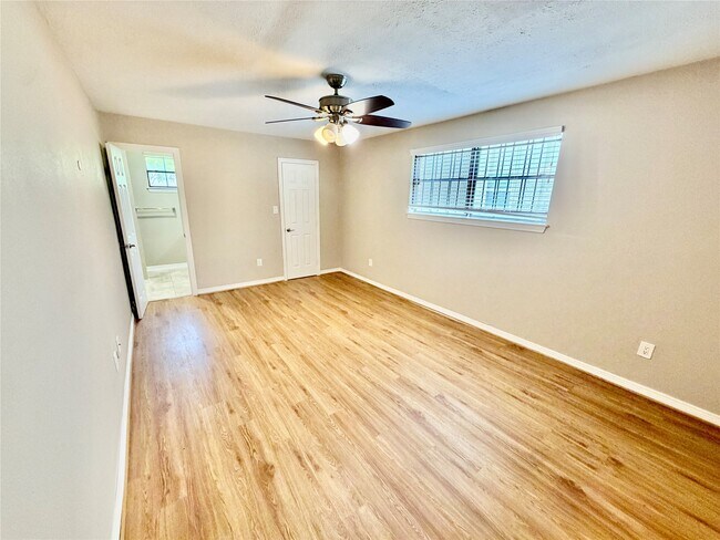 Building Photo - 5838 Ludington Dr