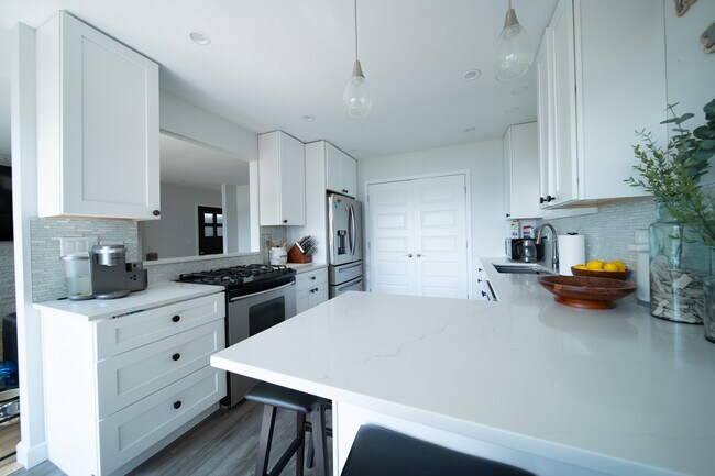 Building Photo - 27657 W Lakeshore Dr