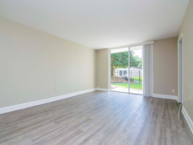 Building Photo - Ground Floor - Corner/End Unit - Upgraded ...