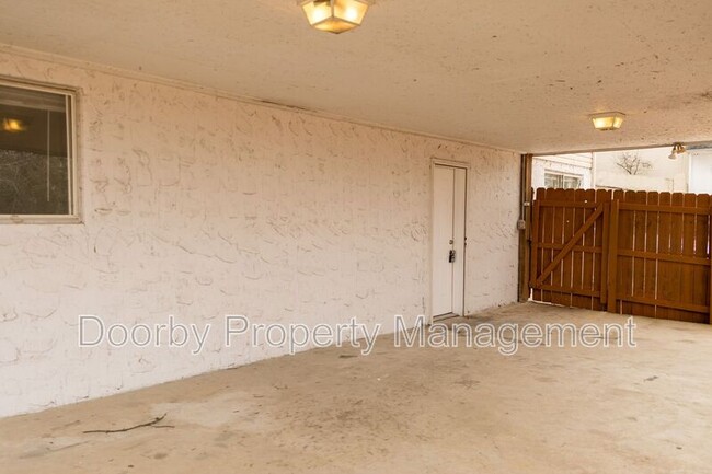 Building Photo - 1309 Labrea Dr