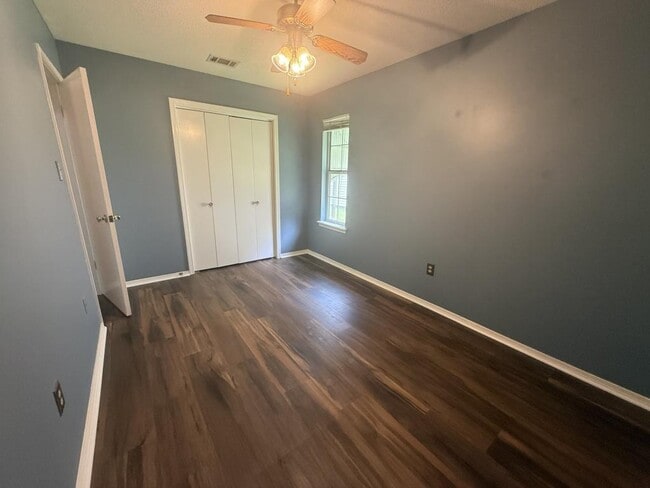 Building Photo - 1745 James Buchanan Dr