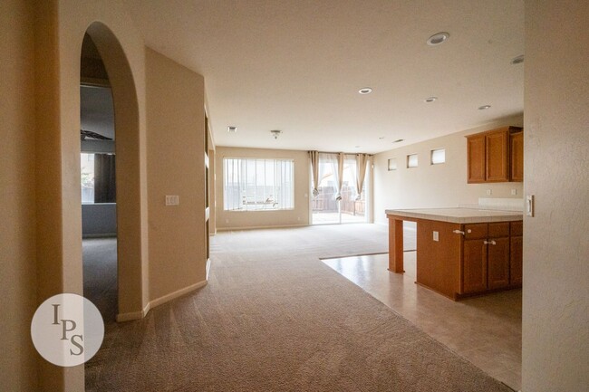 Building Photo - North East Fresno ‘Like New’ Home, 3BR/2BA, Built 2008 - Lots of Amenities!