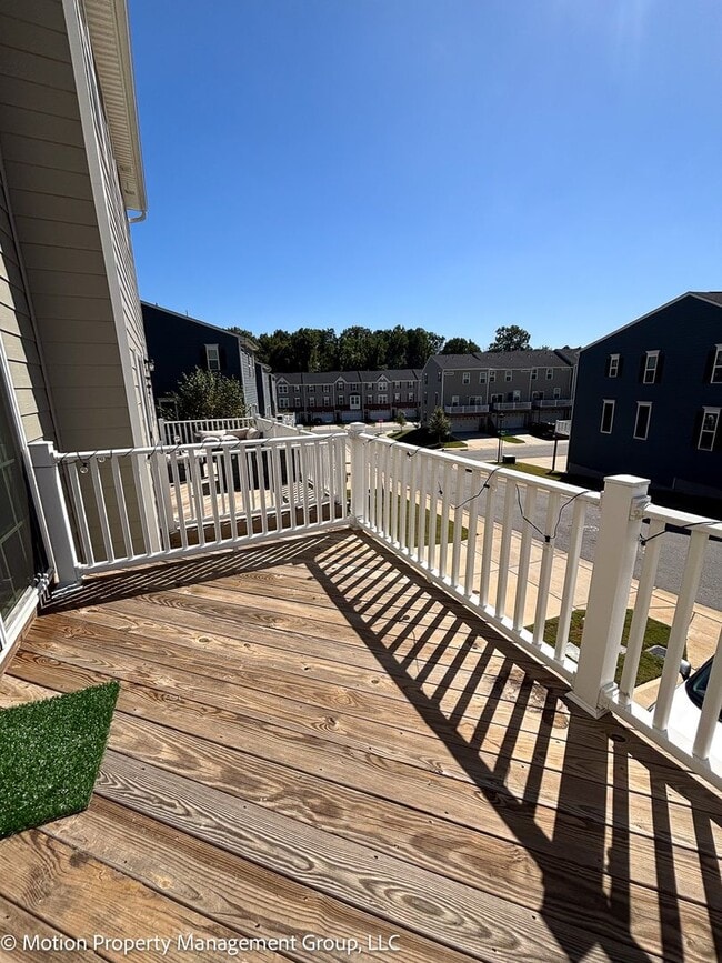 Building Photo - Fully Furnished Townhome!