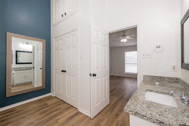 Building Photo - 5819 Hollytree Dr