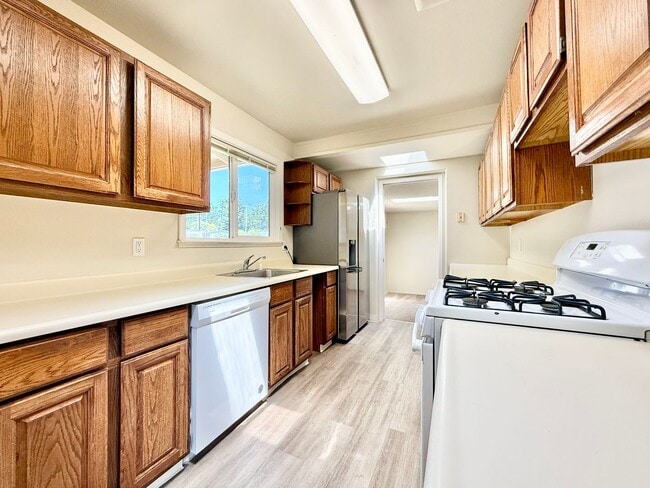 Building Photo - Spacious Ranch-Style Home with Bonus Room ...