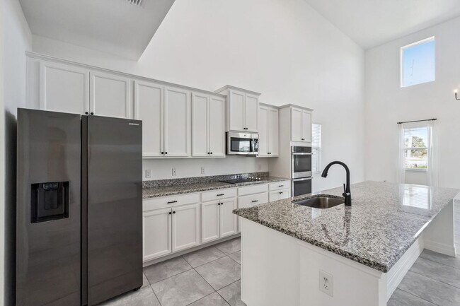 Building Photo - Amazing 5/3.5/2 House in The Reserve at Pine Tree