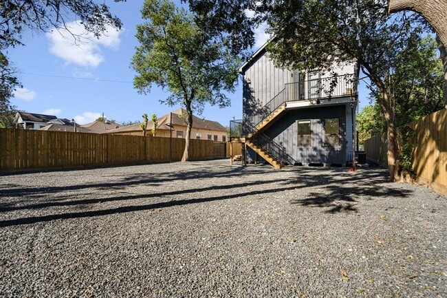 Building Photo - 207 Lockwood Dr
