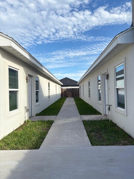 Building Photo - 1608 Angelina Dr