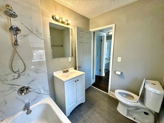 Building Photo - Spacious 3 Bedroom Home