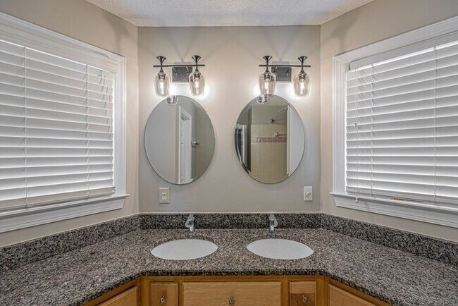 Building Photo - NW Large Updated Home! LR, DR, Den, FP, Ha...